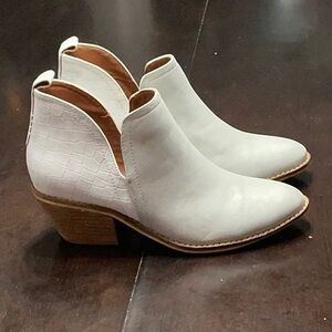 Boutique By Corky’s Wayland Star White Metallic Ankle Bootie’s. Women’s Sz-8 NEW